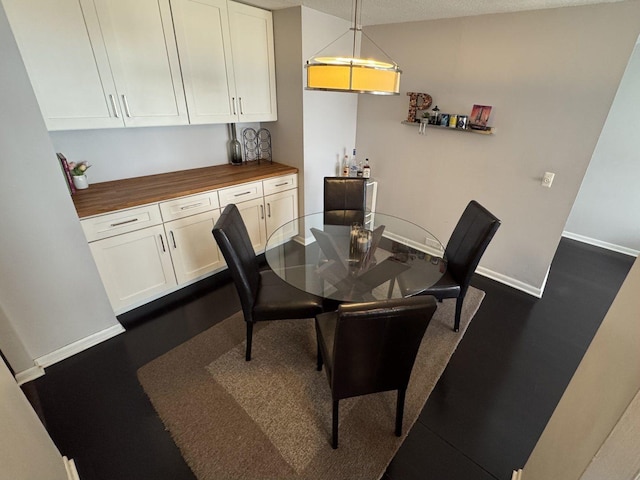 2740 N Pine Grove Ave Unit 9B, Chicago, IL 60614 - dining area with baseboards