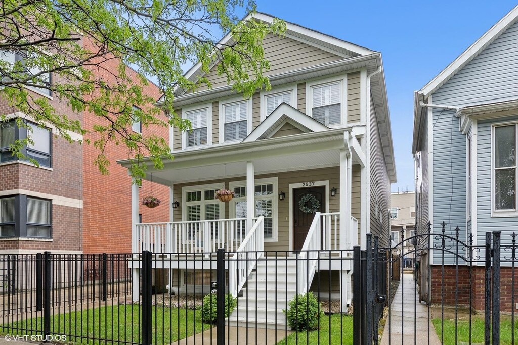 2537 W Moffat St, Chicago, IL 60647 - photo 1