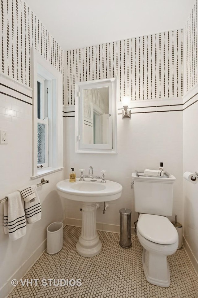 539 N E Ave, Oak Park, IL 60302 - half bath featuring tile patterned floors