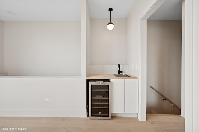 222 S Oakley Blvd Unit 3, Chicago, IL 60612 - indoor wet bar with beverage cooler, hanging light fixtures, and light wood-style flooring