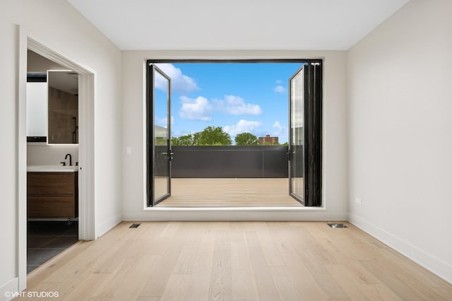 222 S Oakley Blvd Unit 3, Chicago, IL 60612 - unfurnished room featuring light wood finished floors, baseboards, and a sink