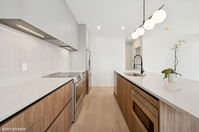 220 S Oakley Blvd, Chicago, IL 60612 - kitchen featuring a sink, stainless steel appliances, modern cabinets, light wood-style floors, and recessed lighting