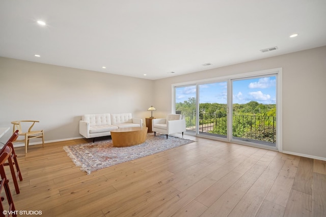 407 Ashland Ave Unit 6H, River Forest, IL 60305 - living room featuring light wood-style flooring, baseboards, and recessed lighting