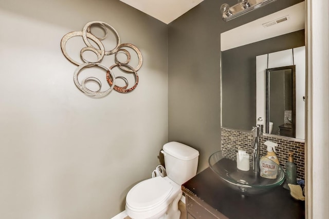 3159 W Washington Blvd, Chicago, IL 60612 - half bath with toilet, vanity, and backsplash