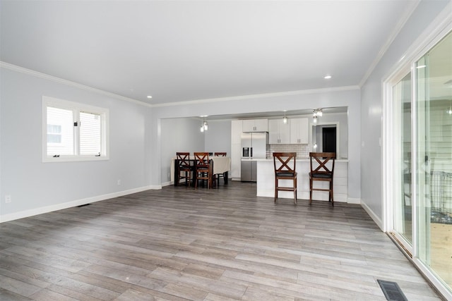 817 N Mohave Dr, Pontiac, IL 61764 - living area featuring light wood finished floors, crown molding, baseboards, and recessed lighting
