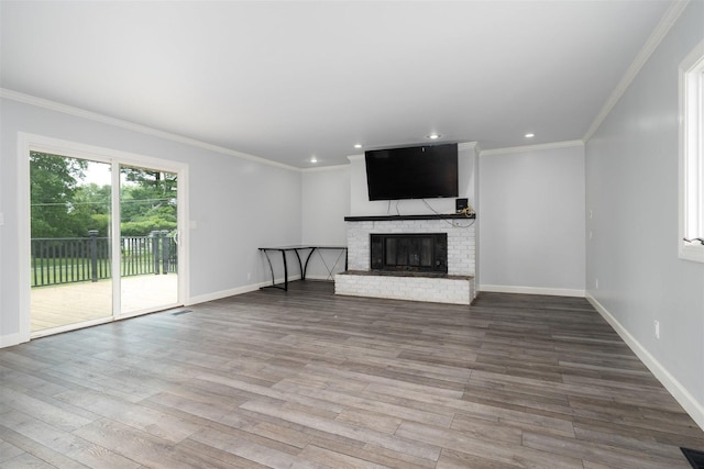 817 N Mohave Dr, Pontiac, IL 61764 - unfurnished living room featuring wood finished floors, baseboards, recessed lighting, and ornamental molding