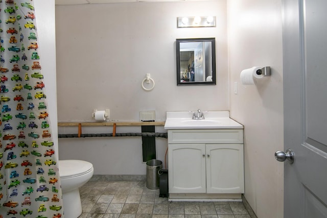 2609 E 1500s Rd, Kankakee, IL 60901 - bathroom featuring vanity, toilet, baseboards, and curtained shower
