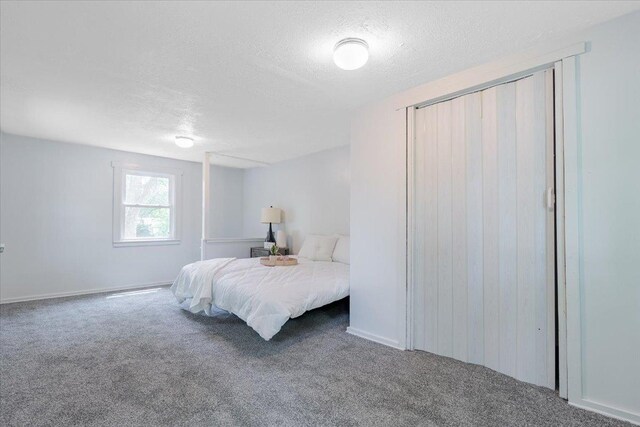 323 N 2nd Ave, Chenoa, IL 61726 - carpeted bedroom featuring a textured ceiling