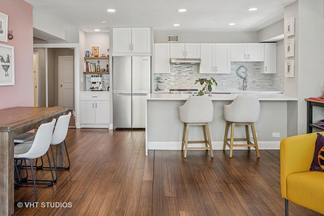 3600 N Lake Shore Dr Unit 2212, Chicago, IL 60613 - kitchen with refrigerator, under cabinet range hood, light countertops, backsplash, and recessed lighting