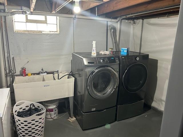 746 May St, Calumet City, IL 60409 - laundry room with washing machine and dryer