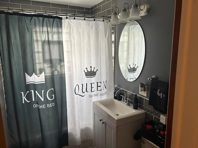 746 May St, Calumet City, IL 60409 - bathroom featuring vanity