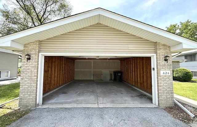 424 E Clark St, Glenwood, IL 60425 - garage with driveway