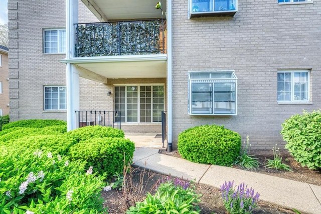 464 S President St Unit 101, Carol Stream, IL 60188 - property entrance with brick siding and a balcony