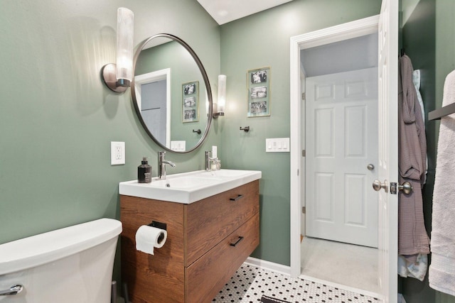 1248 W Fletcher St Unit C, Chicago, IL 60657 - full bathroom featuring toilet, double vanity, and baseboards