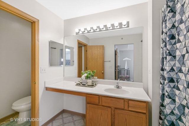 6417 Blue Sky Ln, Matteson, IL 60443 - full bathroom with toilet, vanity, and curtained shower