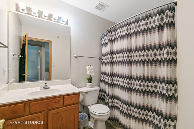 6417 Blue Sky Ln, Matteson, IL 60443 - full bathroom featuring toilet, vanity, and curtained shower