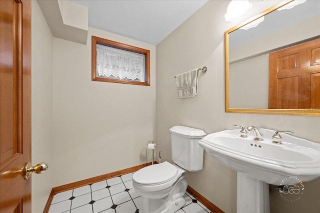 560 Braemar Ave, Naperville, IL 60563 - half bathroom featuring baseboards and toilet