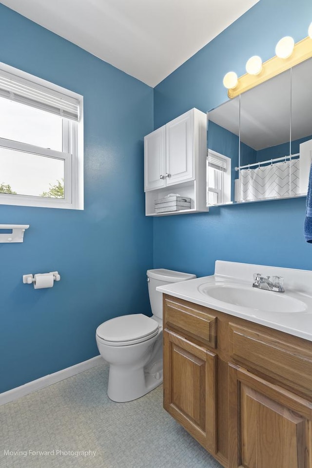 150 Meadows Ct, Sugar Grove, IL 60554 - full bathroom featuring toilet, plenty of natural light, vanity, and baseboards