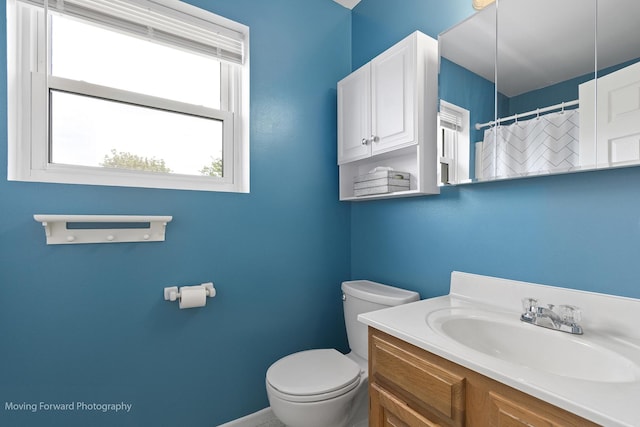 150 Meadows Ct, Sugar Grove, IL 60554 - bathroom with toilet, vanity, a shower with curtain, and baseboards