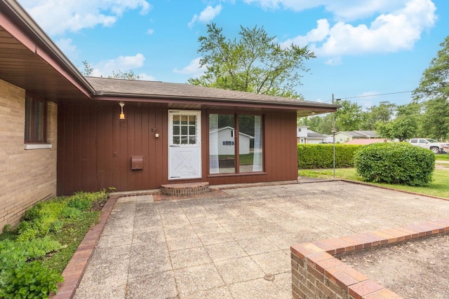 401 N 4th Ave, Chenoa, IL 61726 - entrance to property with a patio and a shingled roof