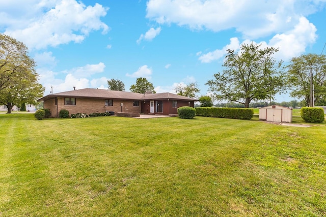 401 N 4th Ave, Chenoa, IL 61726 - view of green lawn featuring a patio