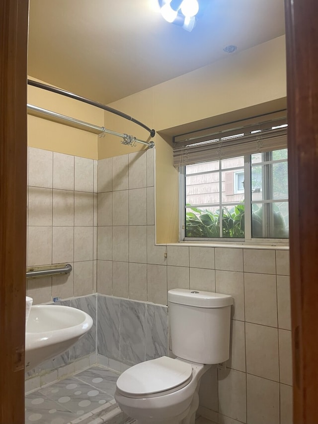 3400 N Buffalo Grove Rd, Arlington Heights, IL 60004 - full bathroom featuring tile walls, a tile shower, toilet, and a sink