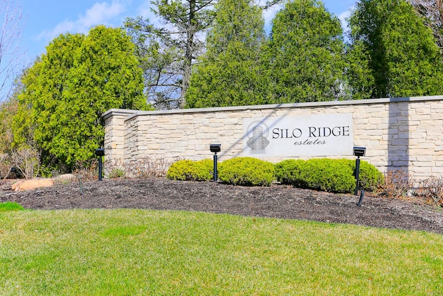 45 Silo Ridge Rd, Orland Park, IL 60467 - community / neighborhood sign featuring a lawn