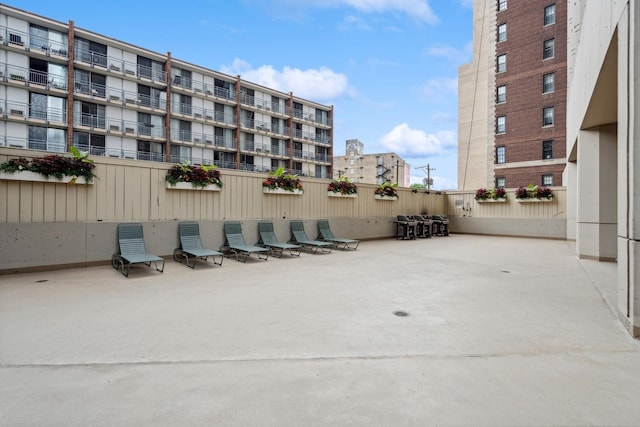 345 W Fullerton Pkwy Unit 601, Chicago, IL 60614 - view of property's community featuring a patio