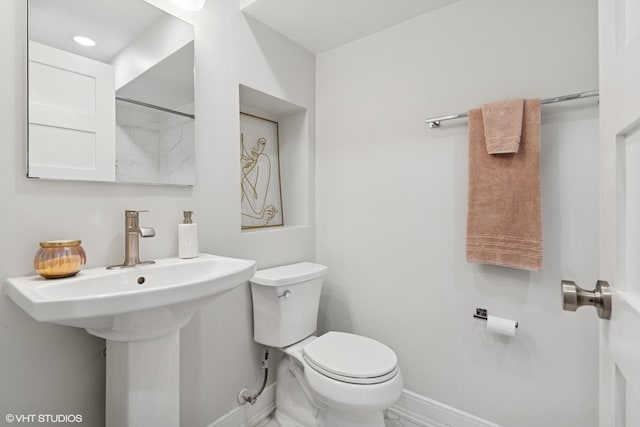 4428 N Racine Ave Unit Gn, Chicago, IL 60640 - bathroom featuring toilet, baseboards, and a shower