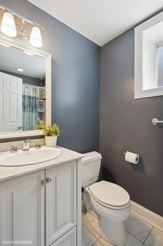 3414 N Bell Ave, Chicago, IL 60618 - full bath featuring toilet, tile patterned flooring, vanity, and a shower with curtain