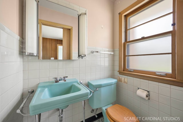 782 S Bryan St, Elmhurst, IL 60126 - bathroom with tile walls, toilet, and a sink