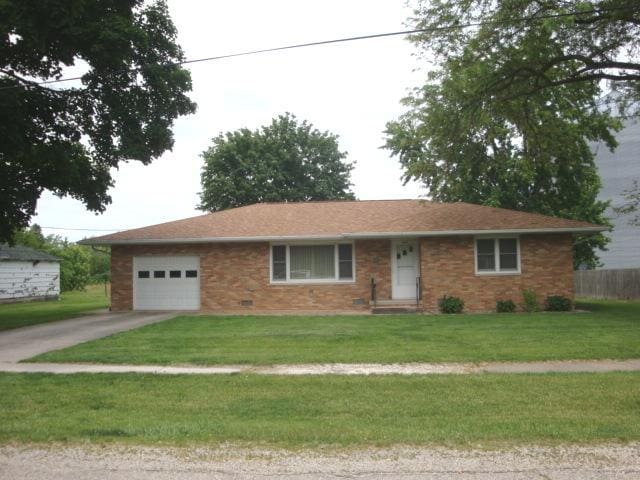 423 W Garfield Ave, Cissna Park, IL 60924 - single story home featuring concrete driveway and a garage