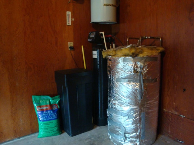 423 W Garfield Ave, Cissna Park, IL 60924 - utility room featuring gas water heater