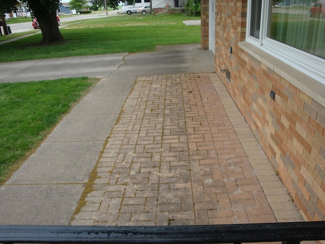 423 W Garfield Ave, Cissna Park, IL 60924 - view of patio