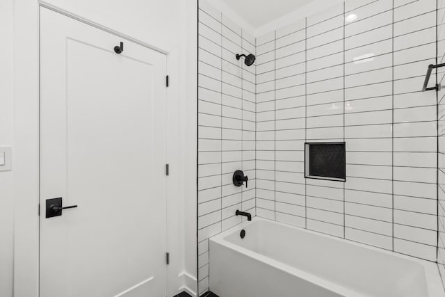 8114 S Paxton Ave, Chicago, IL 60617 - full bath with washtub / shower combination