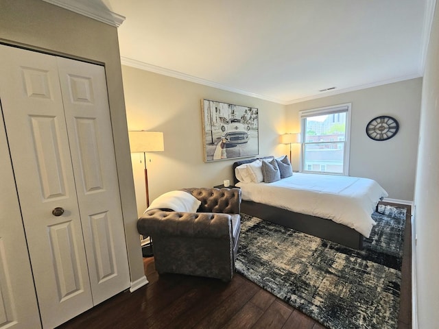1730 Hinman Ave Unit 4F, Evanston, IL 60201 - bedroom with dark wood-style floors, ornamental molding, and baseboards