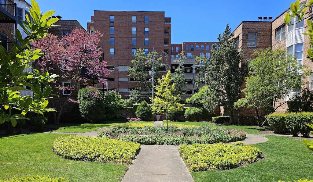 1730 Hinman Ave Unit 4B, Evanston, IL 60201 - surrounding community with a yard