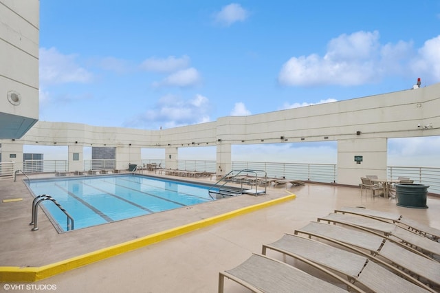 195 N Harbor Dr Unit 801-809, Chicago, IL 60601 - view of community pool