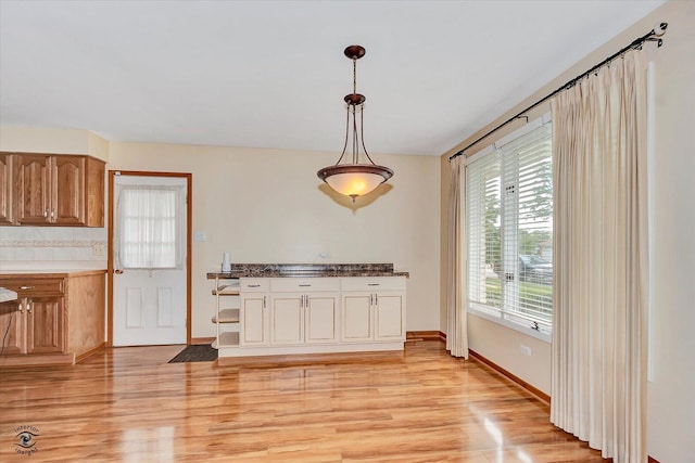 16560 Currant Ave, Tinley Park, IL 60487 - kitchen with light wood finished floors, decorative light fixtures, baseboards, decorative backsplash, and dark countertops