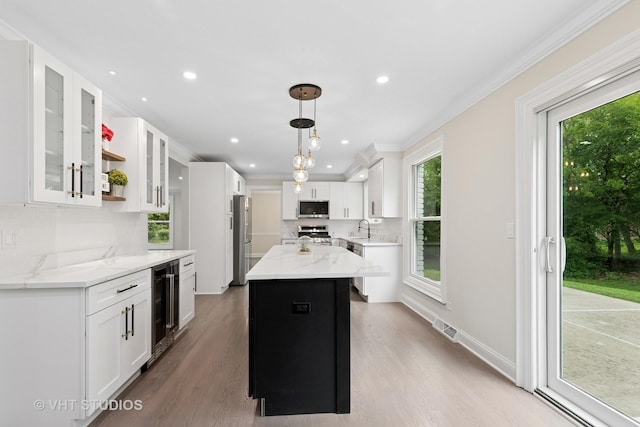 420 N E Gateway Dr, Tower Lakes, IL 60010 - kitchen with appliances with stainless steel finishes, beverage cooler, a sink, crown molding, and a kitchen island