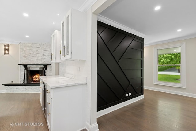 420 N E Gateway Dr, Tower Lakes, IL 60010 - interior space featuring wood finished floors, crown molding, baseboards, and recessed lighting