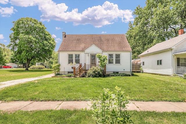 308 W Spruce St, Paxton, IL 60957 - cape cod home with a front yard and roof with shingles