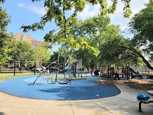 2330 W Armitage Ave Unit B, Chicago, IL 60647 - view of communal playground