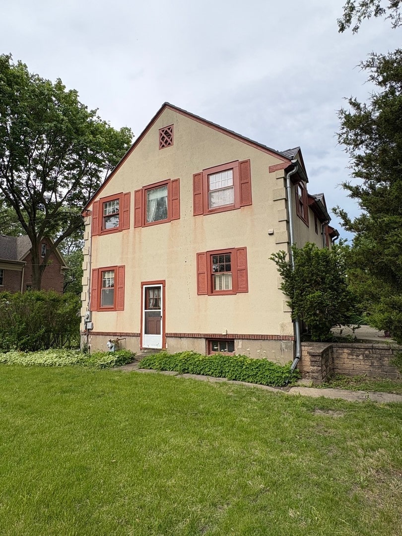 128 W 8th Ave, Naperville, IL 60563 - back of property with a yard and stucco siding