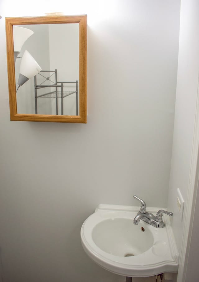 752 E 43rd St Unit 2E, Chicago, IL 60653 - bathroom featuring a sink