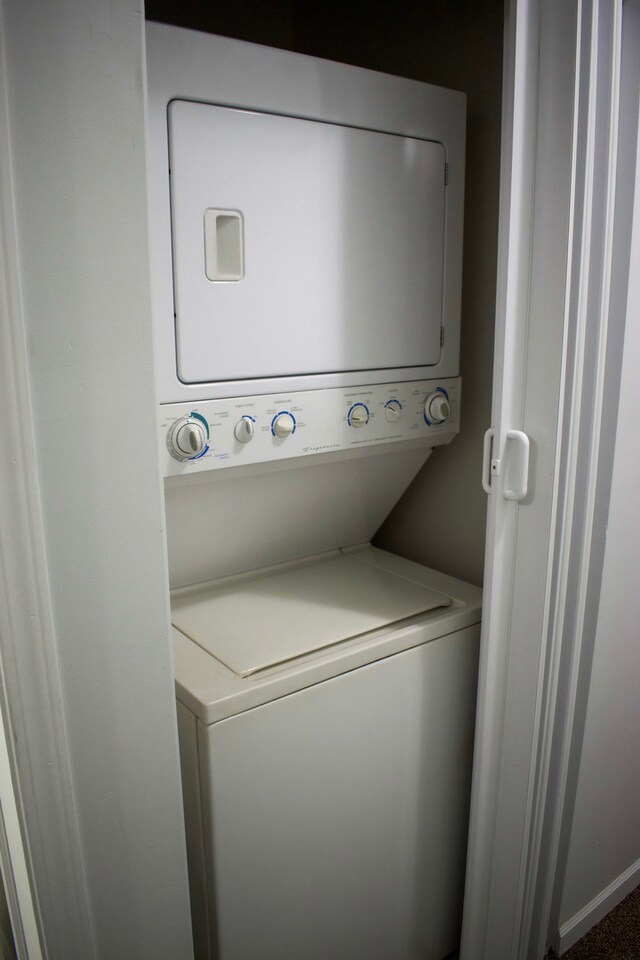 752 E 43rd St Unit 2E, Chicago, IL 60653 - laundry area with stacked washer / drying machine