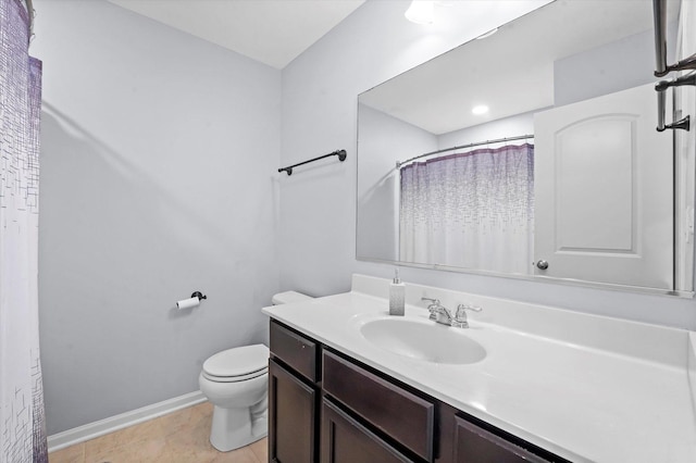 525 Plaza Pl, Aurora, IL 60504 - full bathroom featuring vanity, toilet, baseboards, and a shower with shower curtain