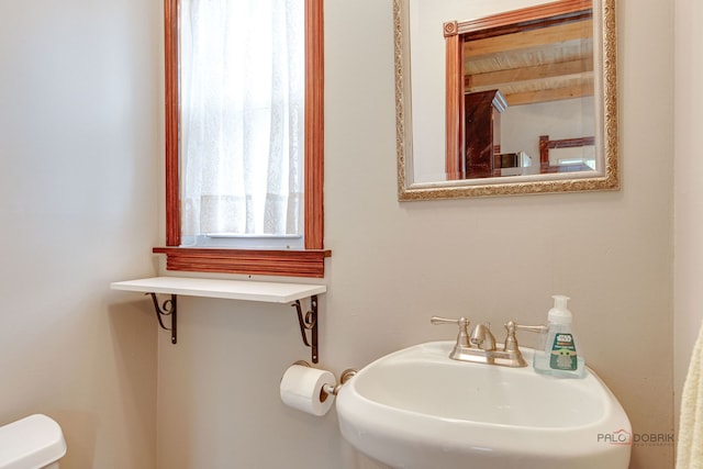 71 S Chestnut St, Aurora, IL 60506 - half bathroom featuring a sink and toilet
