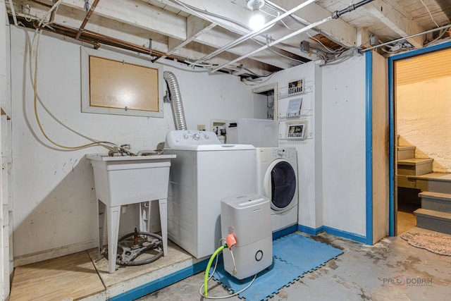 71 S Chestnut St, Aurora, IL 60506 - laundry room featuring washing machine and clothes dryer and baseboards