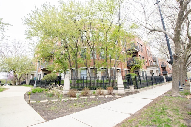 1500 S Halsted St Unit 1B, Chicago, IL 60607 - surrounding community featuring a fenced front yard and a residential view